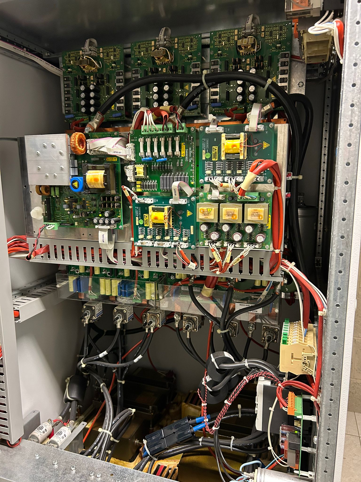 Interno armadio elettronico UPS